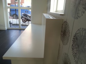 eetbank en radiatorombouw in één 1